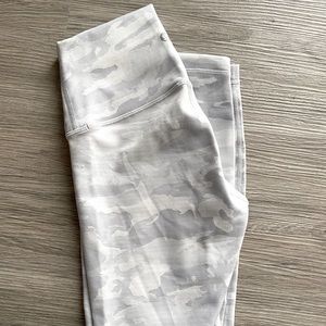 Lululemon Wunder Under High-Rise Crop 23” - size 2 - white camo full-on luxtreme